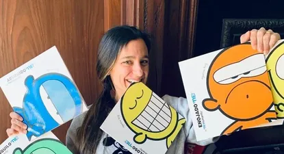 Agustina Roig con los libros de sus personajes que lanzó este martes