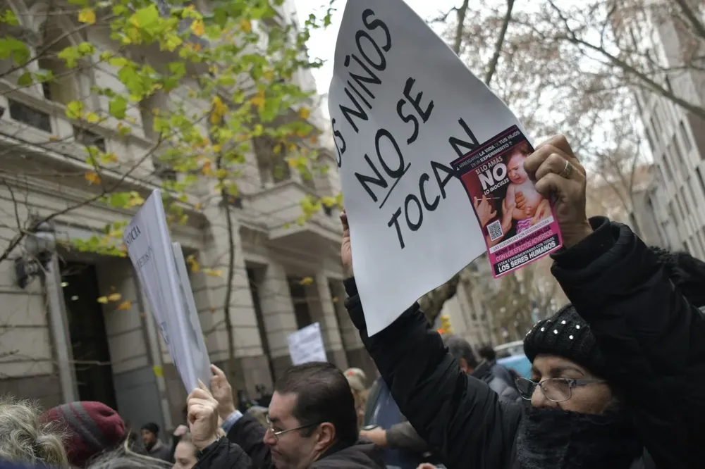 Manifestantes en contra de la vacunación de niños