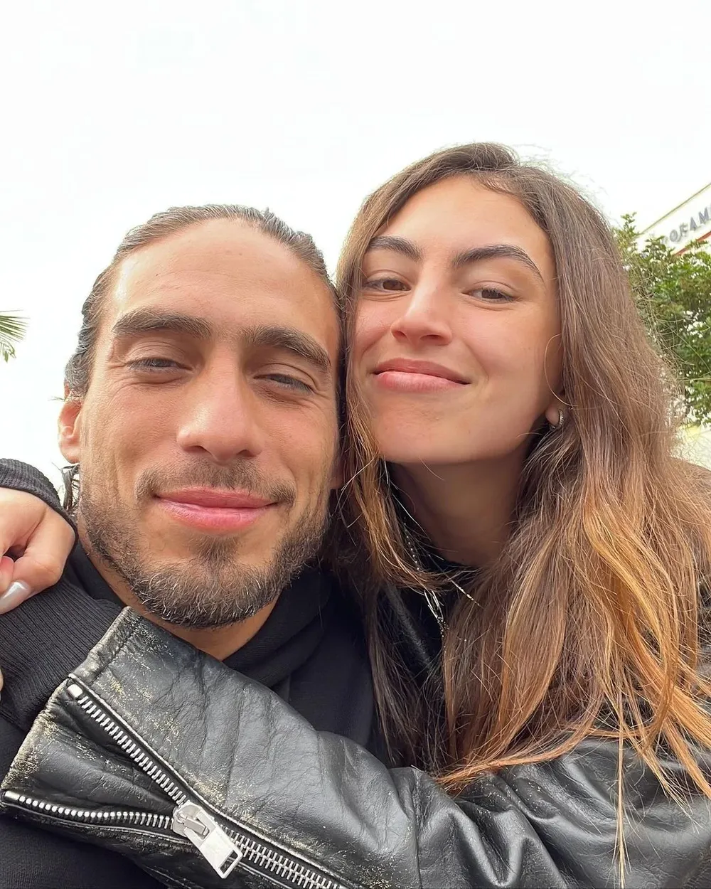 Martín Pelado Cáceres y su pareja