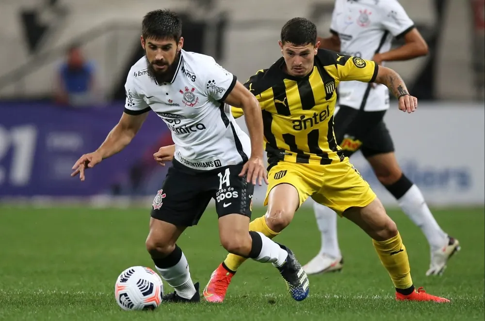 Bruno Méndez contra Agustín Álvarez Martínez en el último partido entre Peñarol y Corinthians, que el carbonero ganó 4-0