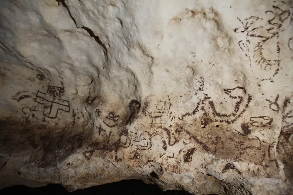 Las pinturas rupestres fueron encontradas en una cueva en la selva de la península de Yucatán.