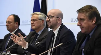 El primer ministro belga, Charles Michel (centro), anuncia alerta máxima hasta el lunes 30 de noviembre