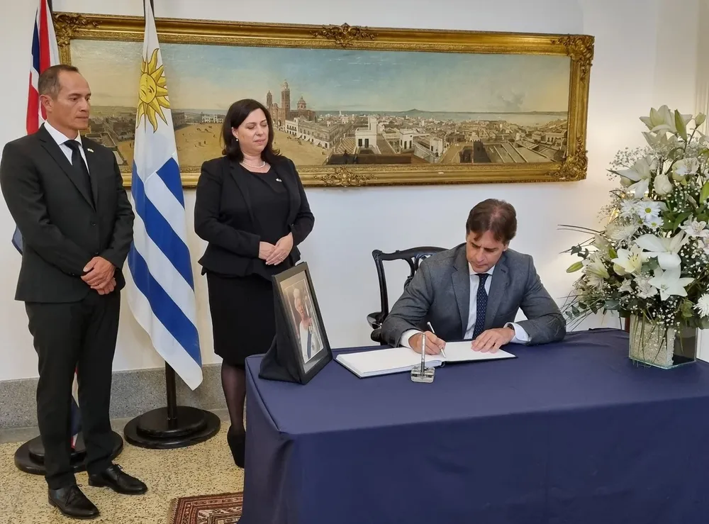 Luis Lacalle Pou firma y envía condolencias ante la muerte de la Reina Isabel II, este lunes