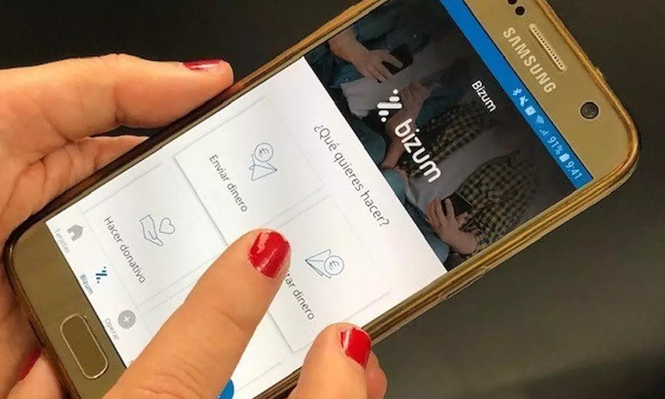 Una usuaria de la plataforma de pagos Bizum.