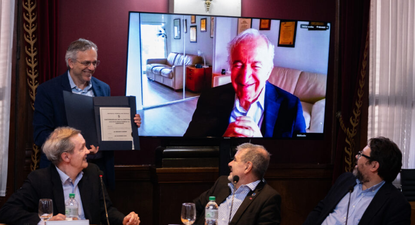 En la última semana, Kliksberg obtuvo el reconocimiento doctor honoris causa por la Universidad de la República (Udelar).