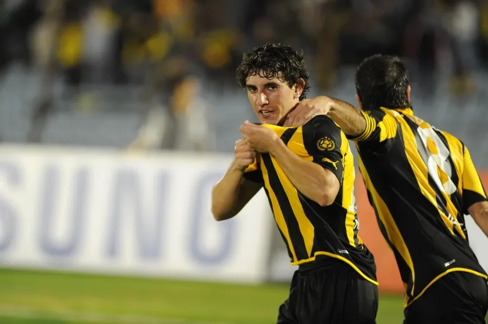 Corujo celebrando un gol con Peñarol