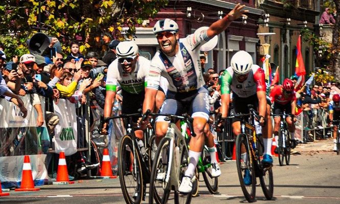 Leonel Rodríguez ganó en el sprint final y llegó primero a Trinidad en la Vuelta Ciclista del Uruguay