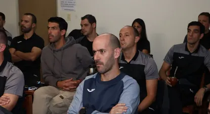 Jueces uruguayos en un debriefing general de árbitros