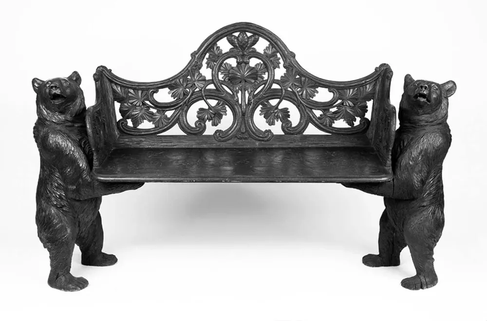 Un banco alemán de madera y asiento rectangular