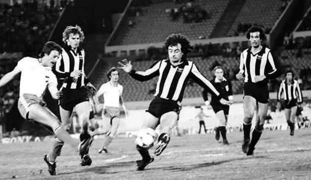 Alberto Bica jugando un clásico para Nacional