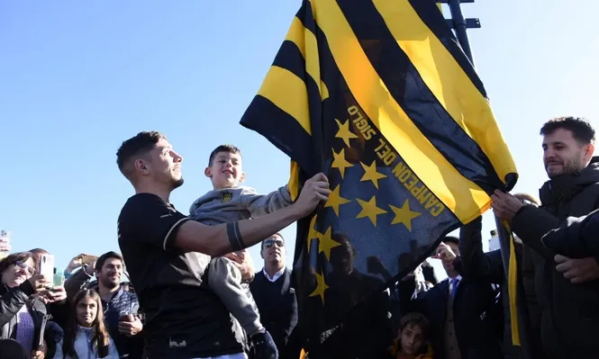 Peñarol presentó la cancha Federico Valverde en el Campeón del Siglo y el crack se emocionó hasta las lágrimas