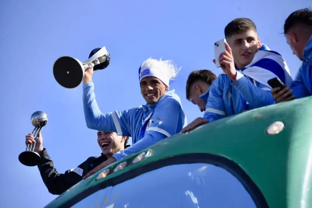Luciano Rodríguez con la Copa del Mundo Sub 20
