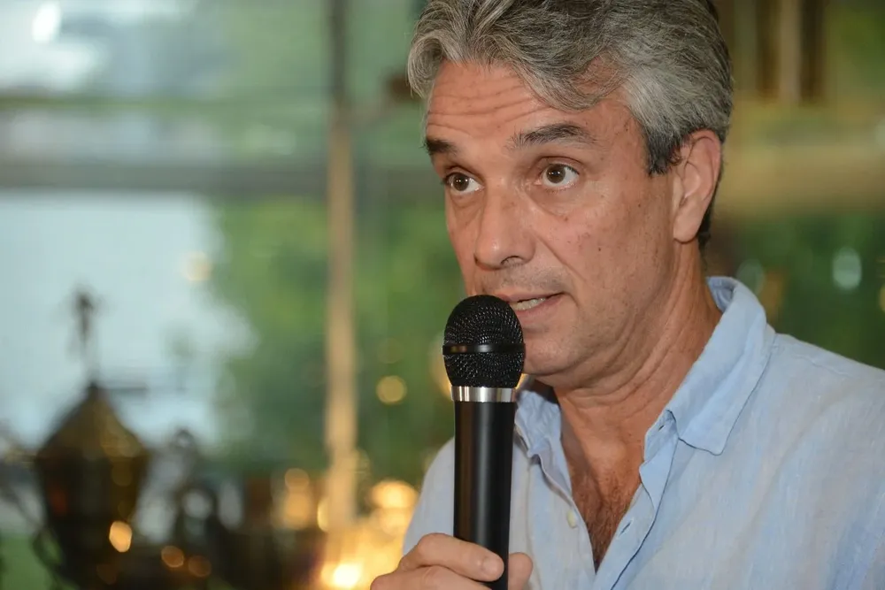 José Decurnex adoptó medidas duras