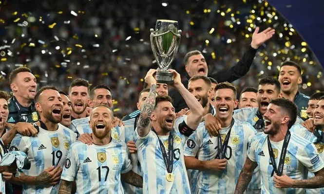Messi con la copa de la Finalissima