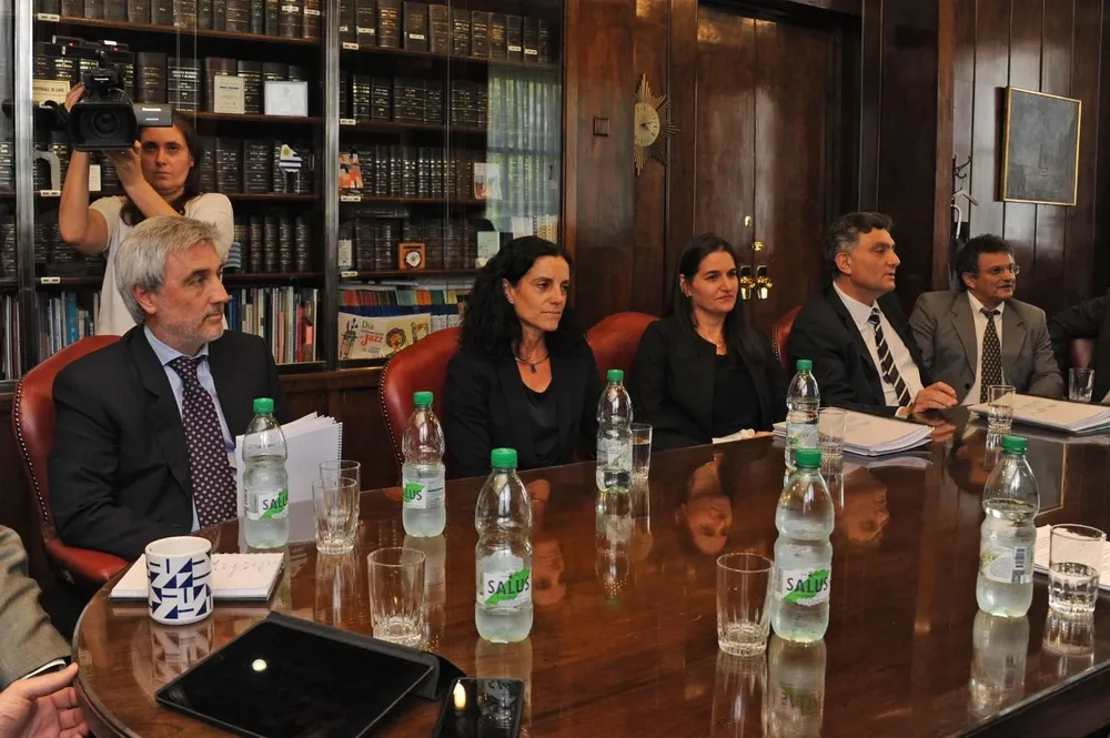 Marcela Bensión a la derecha de la futura ministra de Economía, Azucena Arbeleche.