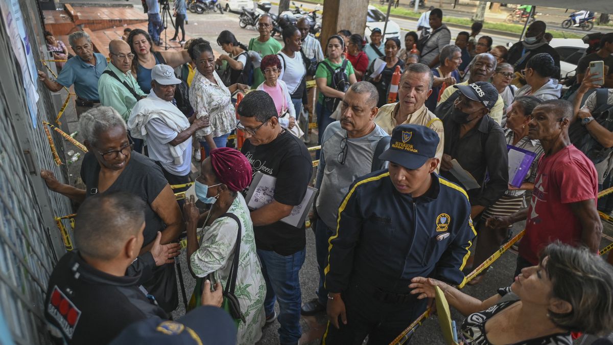 Crisis de la salud en Colombia: filas interminables, pacientes sin ...