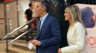 Pedro Sánchez y Begoña Gómez ingresan al cine