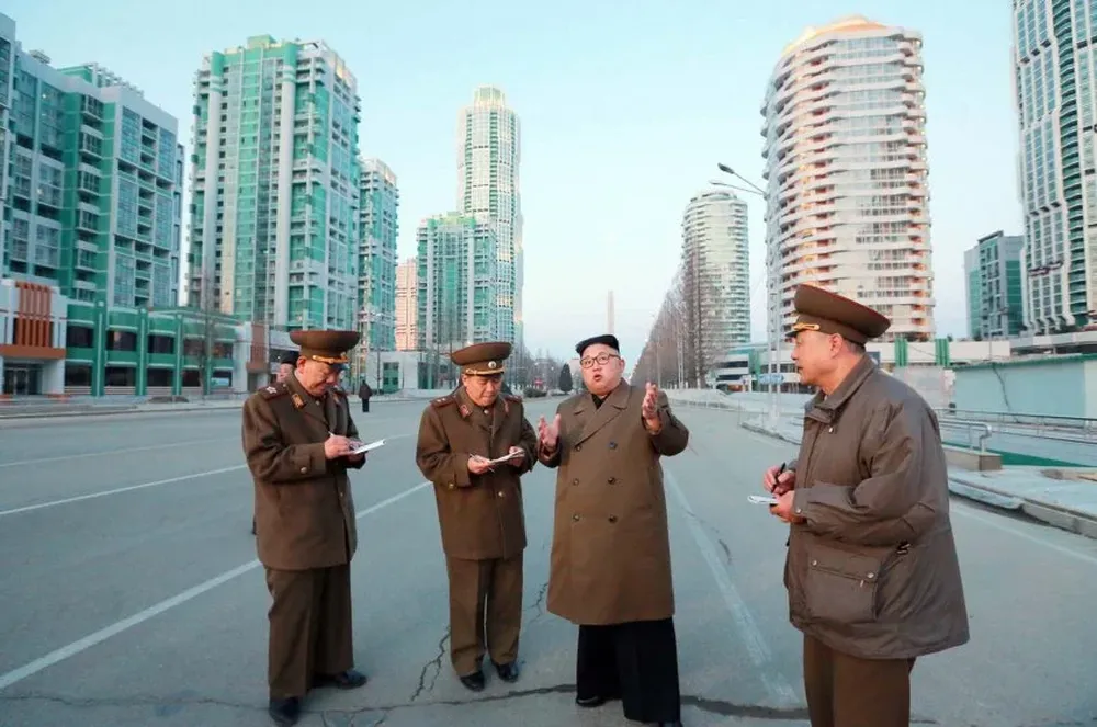Kim Jong-un en medio de la calle Ryomyong de Pyongyang. Foto sin fecha publicada el 16 de marzo por la agencia de noticias norcoreana.