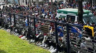 Una multitud frente a la sede de Nacional