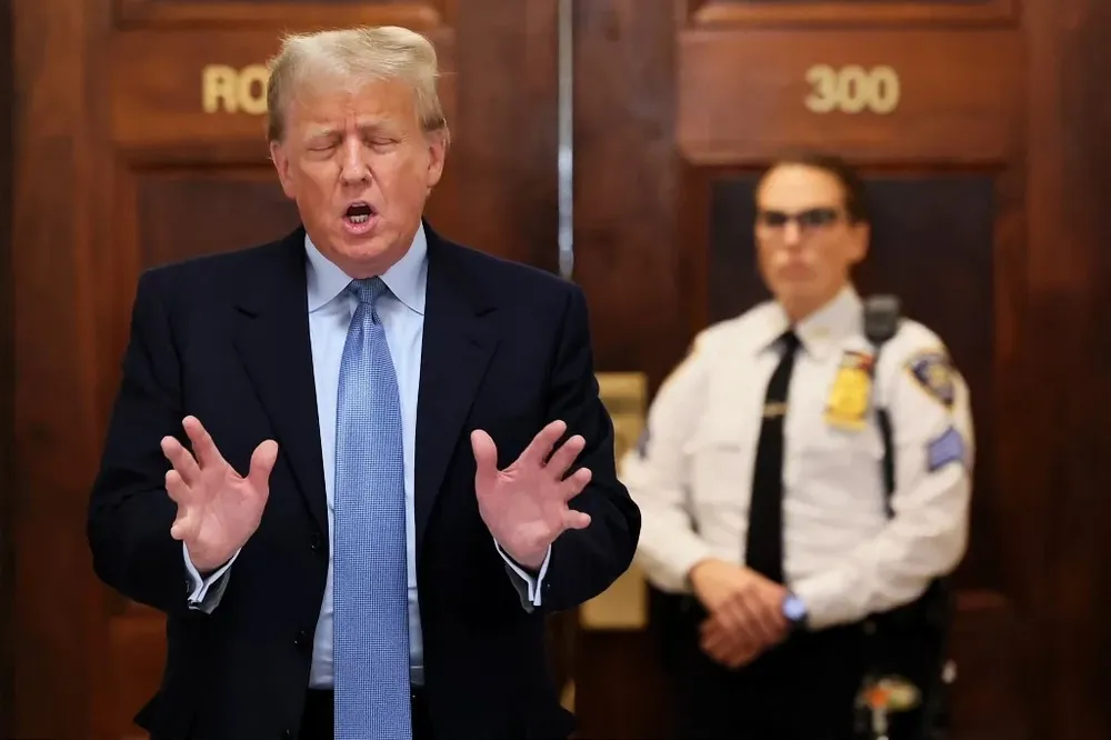 Trump habla con los periodistas durante una pausa del juicio civil que se le sigue en Nueva York.