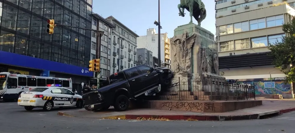 Así quedó la camioneta tras haberse dado de frente contra la reja que cubre la estatua