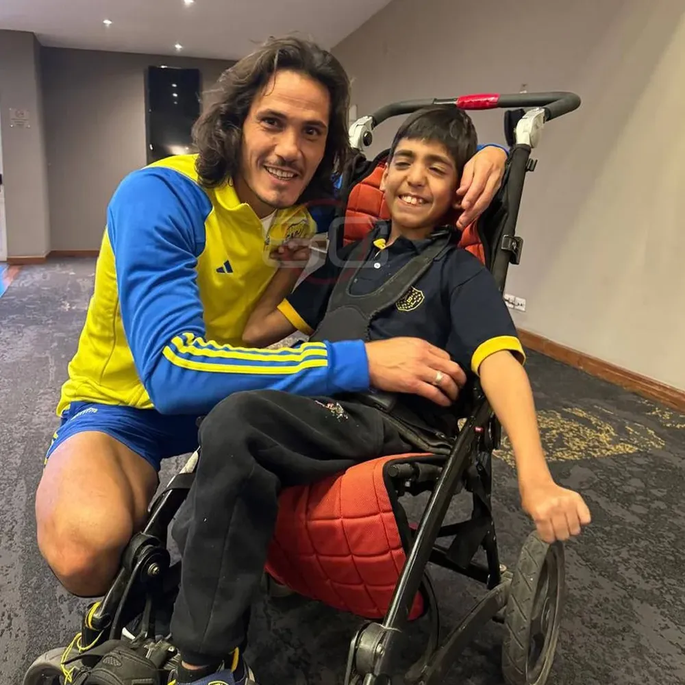 Edinson Cavani junto al pequeño Isaías en el hotel de Boca Juniors en Córdoba
