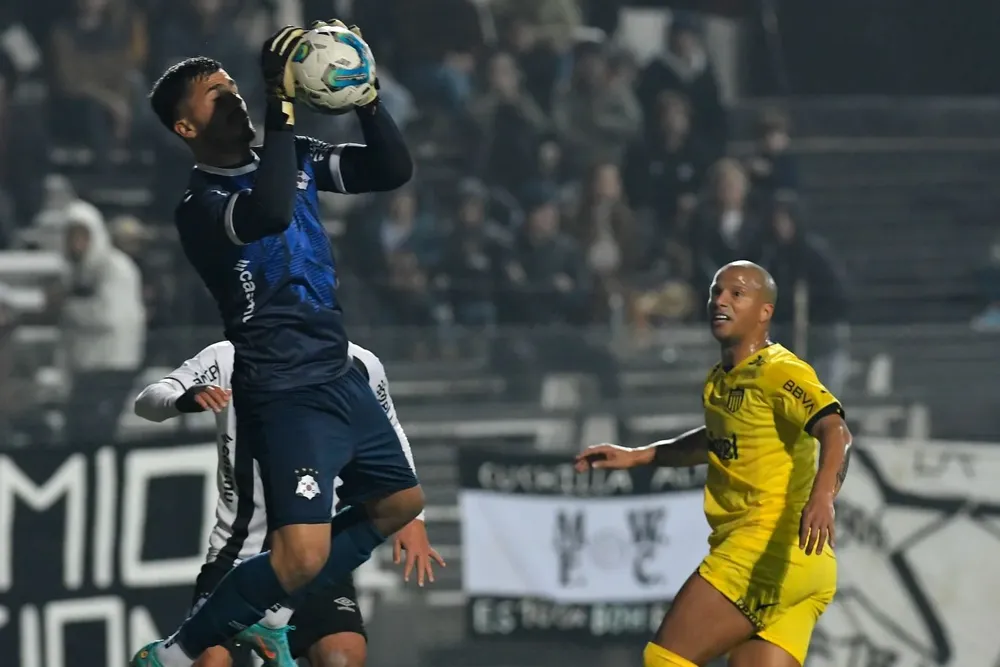 Silveira en acción ante Wanderers