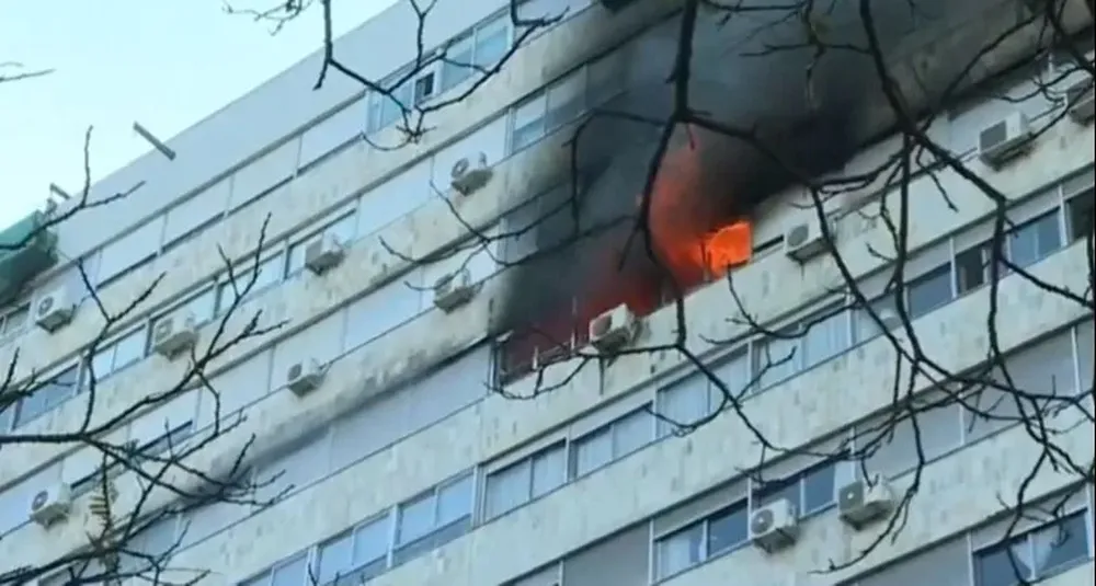 El incendio tiene lugar en un edificio en Avenida del Libertador, entre Galicia y La Paz