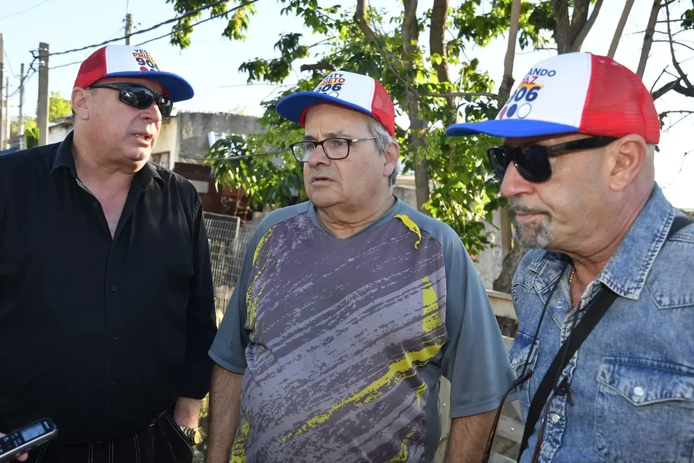 El Pato Celeste acompañado de los cantantes Yesty Prieto y Rolando Paz