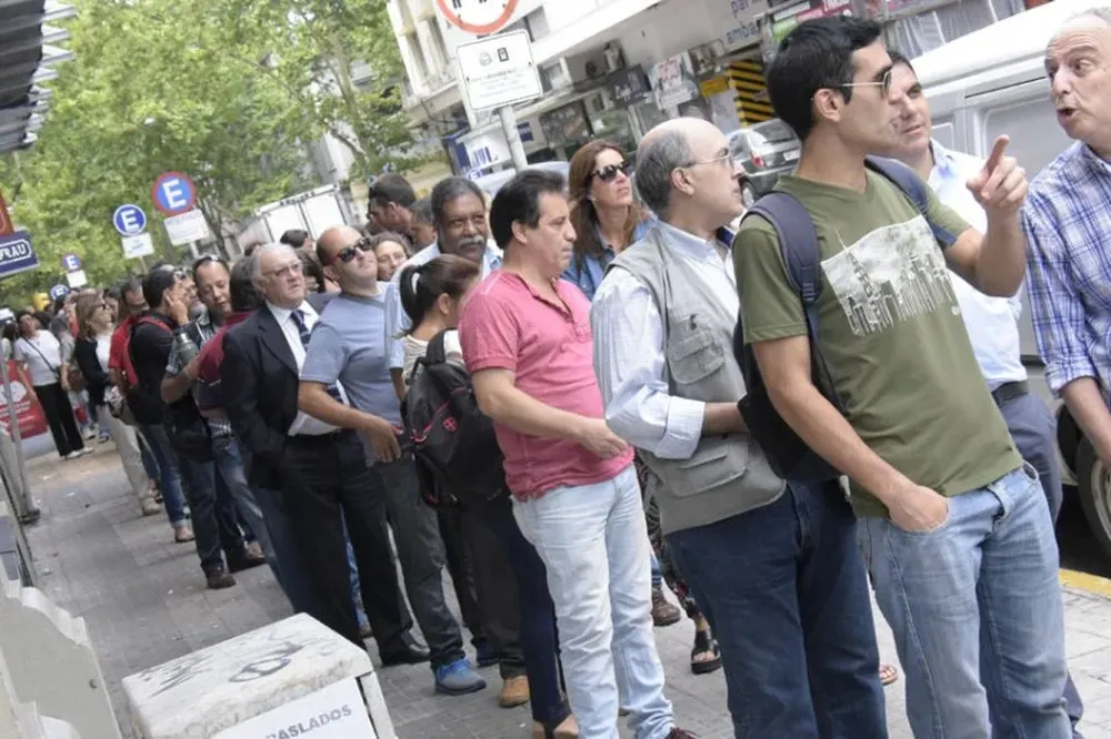 Funcionarios judiciales ingresando a la asamblea