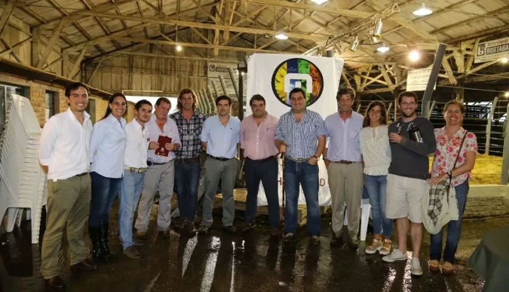 El equipo de MegaAgro con la familia Narbondo en la Agropecuaria de Salto