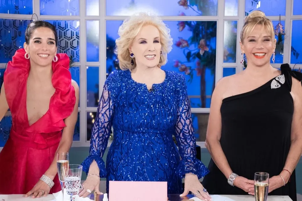 La actriz Juana Viale, la conductora Mirtha Legrand y su hija, Marcela Tinayre, durante la vuelta de la estrella argentina a la televisión tras estar confinada por el coronavirus