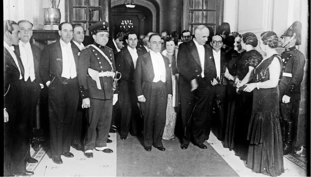 Luis Alberto de Herrera (segundo por la izquierda) en la recepción en 1935 al presidente de Brasil, Getúlio Vargas (en el centro), a quien acompaña Gabriel Terra (Centro de Fotografía de Montevideo).
