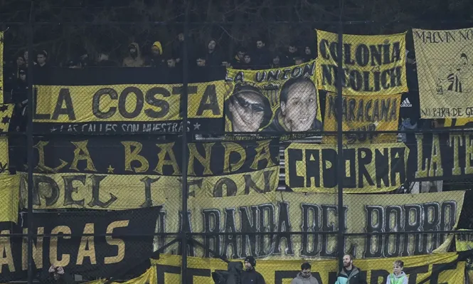 Así se colgaron las banderas para impedir la visión de sus propios hinchas