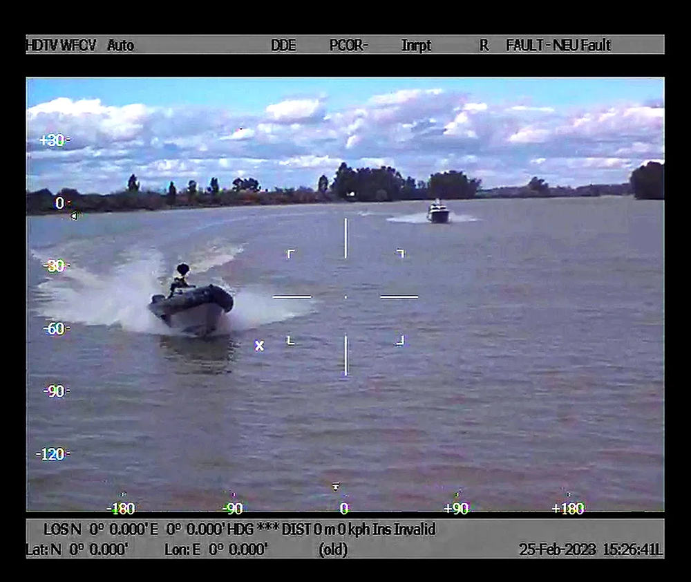 Narcotraficantes perseguidos por la Guardia Civil, en el río Guadalquivir.