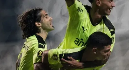 Facundo Torres celebra el gol de Peñarol contra Wanderers junto a Agustín Álvarez Martínez y Matías Britos