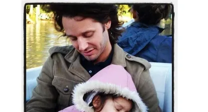 Duerme tranquila mi niña, tuiteó Benjamín Vicuña junto con el link a esta imagen en la que tiene a Blanca en brazos