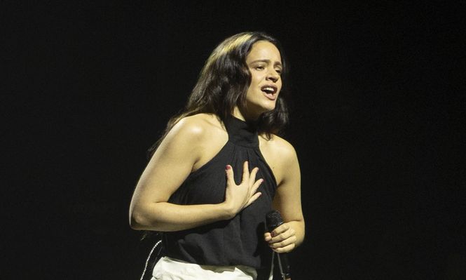 Rosalía sorprende en Barcelona y canta La Perla en un concierto de activistas a favor de Palestina