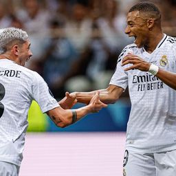 Federico Valverde, con el dorsal número 8 de Real Madrid por primera vez, y Kylian Mbappé, los autores de los goles en la final de la Supercopa Europea ante Atalanta