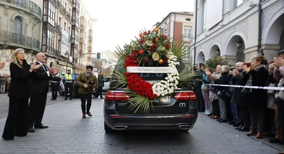 El coche fúnebre llega con los restos mortales de Concha Velasco al Teatro Calderón a 03 de Diciembre de 2023 en Valladolid (España).