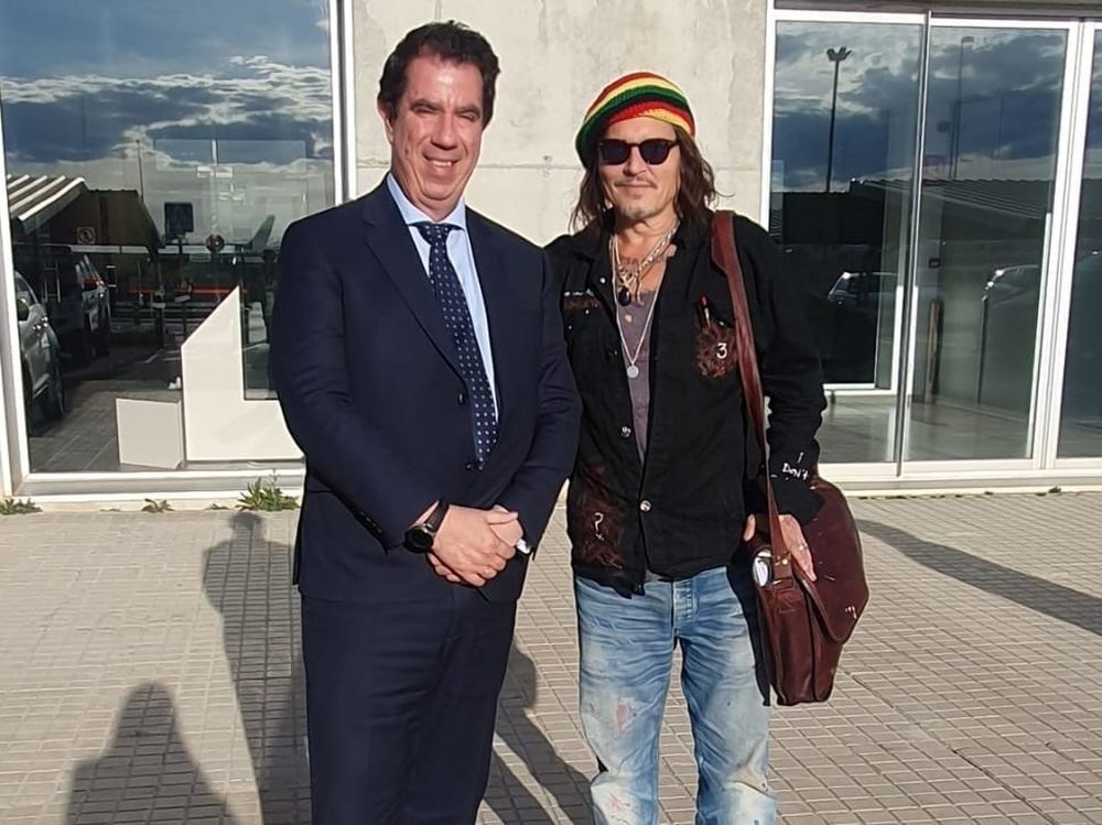 Johnny Depp con el director del aeropuerto de Teruel, Alejandro Ibrahim. EUROPA PRESS