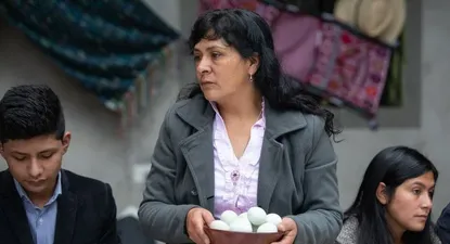 Lilia Paredes junto a miembros de su familia durante un desayuno en la segunda vuelta de la votación presidencial en junio de 2021, en Chota, Perú