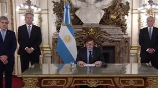 Javier Milei, junto a su equipo económico en cadena nacional.