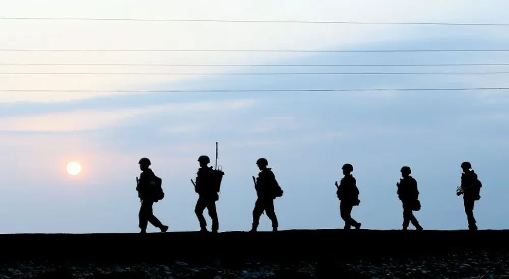 Soldados surcoreanos patrullan en la isla Yeonpyeong, ubicada en territorios disputados por Corea del Norte