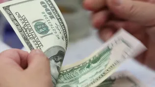 Leve baja del dólar