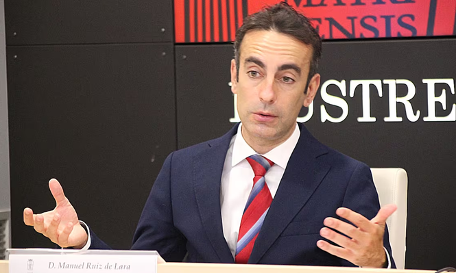 El juez español Manuel Ruiz de Lara advierte sobre la irresponsabilidad política y reclama blindar la independencia judicial