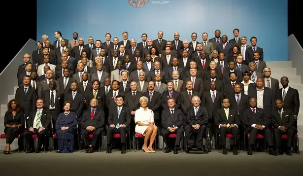 Japón- La directora del FMI, Christine Lagarde posa en una foto oficial con los gobernadores en la reunión anual conjunta