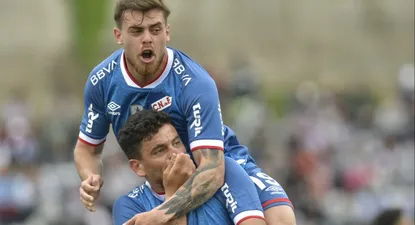Maximiliano Cantera celebra su gol para Nacional ante Fénix, junto a Alfonso Trezza