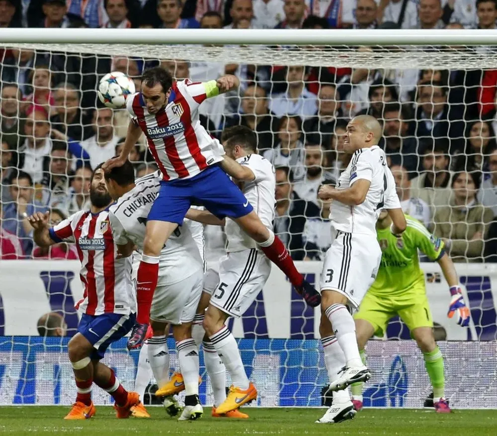 Diego Godín fue titular en el clásico de Madrid