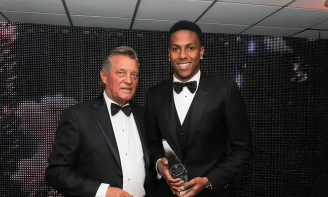 Abel Hernández recibiendo el premio al Jugador de la Temorada en Hull City